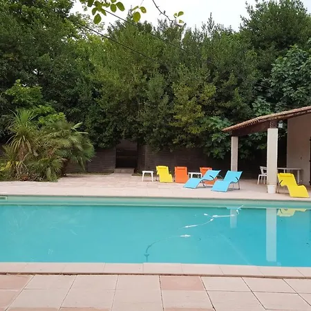 Maison Familiale Avec Piscine Partagee A